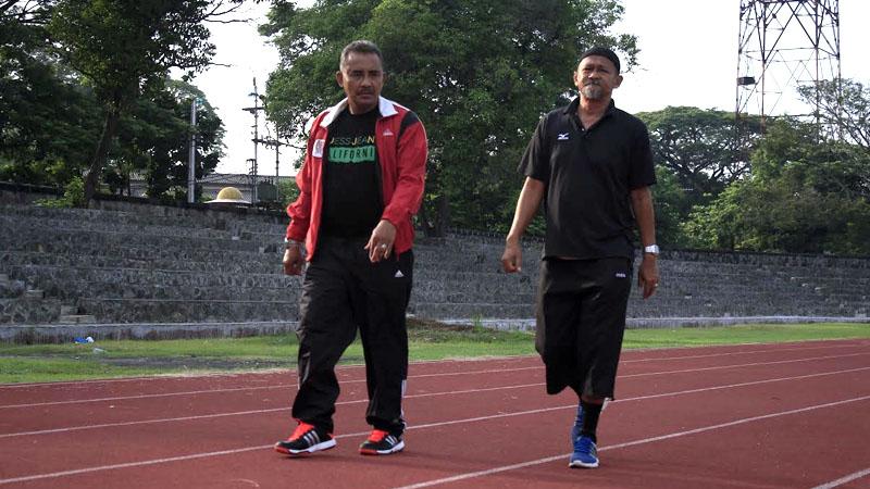 Suhatman Imam (kanan), penasehat teknis Semen Padang FC. - INDOSPORT